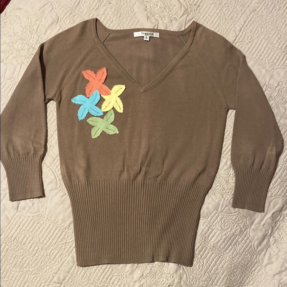 40% Viscose Flower Accent V-neck Ribbed Trim Fitted Sweater Top